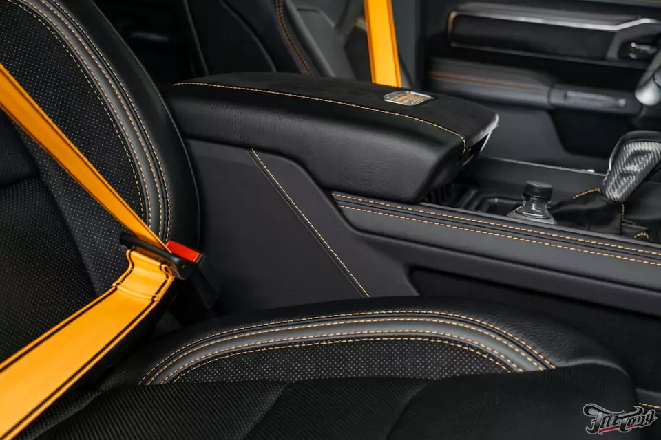 Что мы сделали с RAM TRX Hennessey Mammoth 1000?! Часть 5: процесс пошива, готовый салон и ремни безопасности